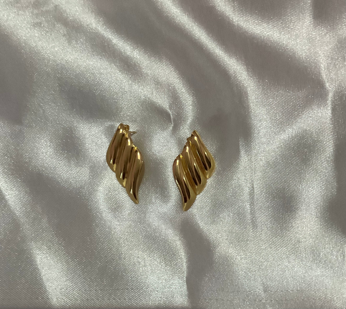 Wavy Shell Stud Earrings -18K Gold Plated