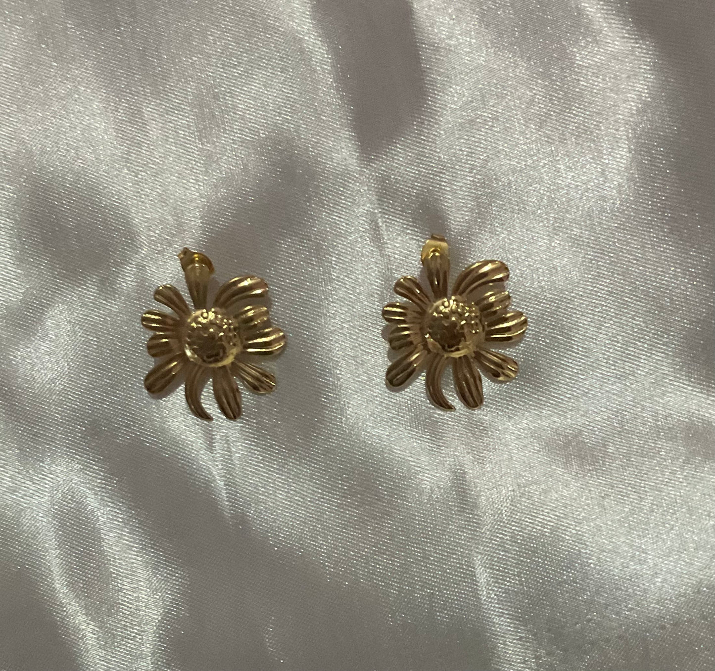 Daisy stud earring -18K Gold Plated