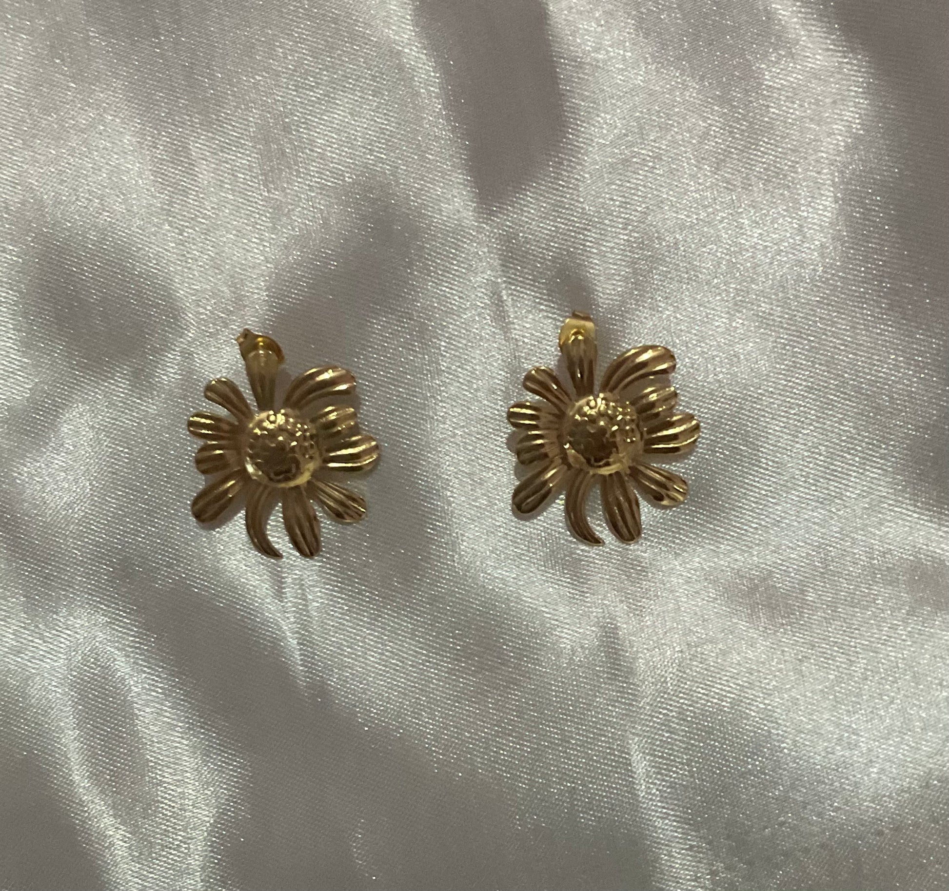 Daisy stud earring