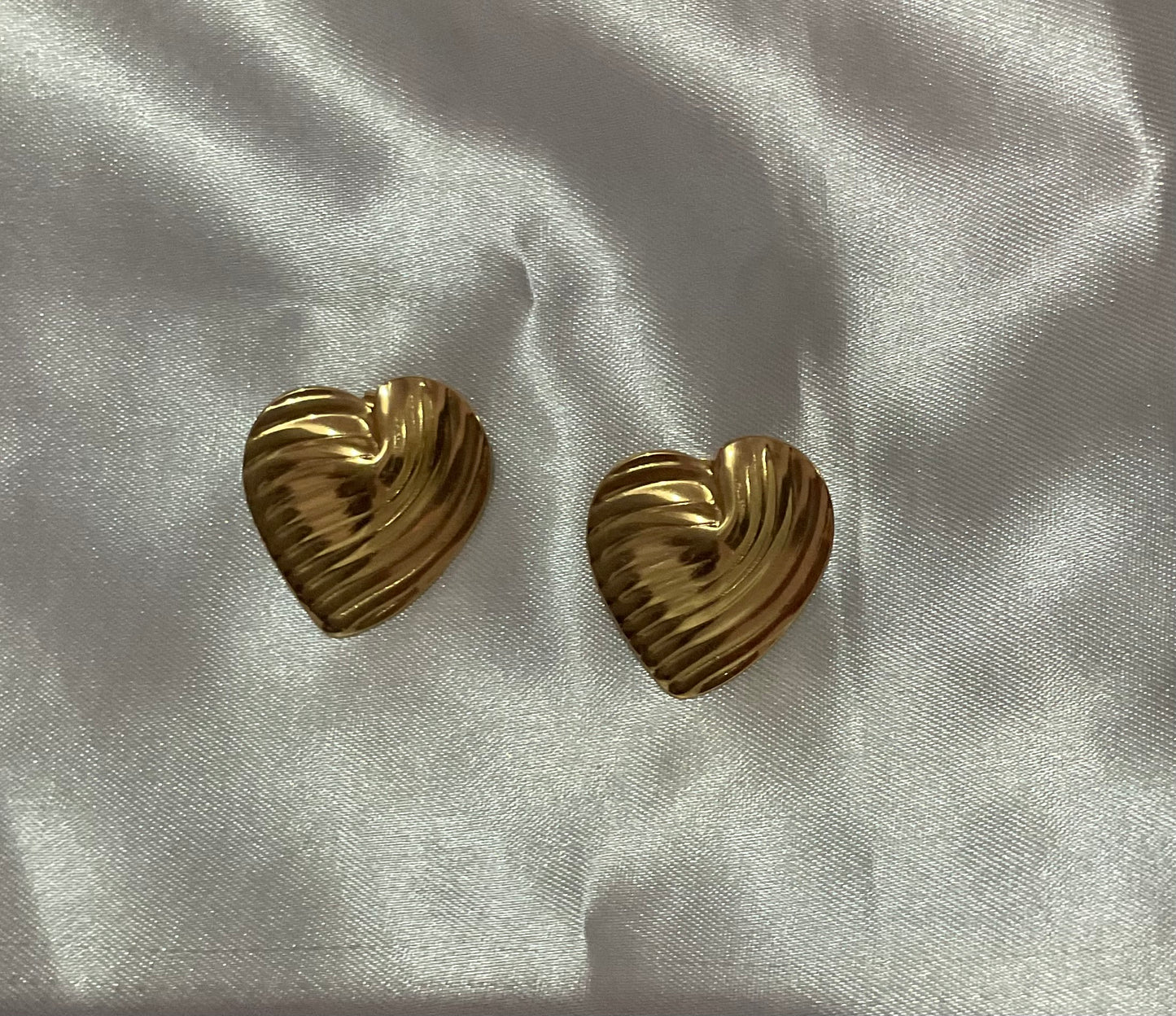 Ribbed Heart Stud Earrings -18K Gold Plated